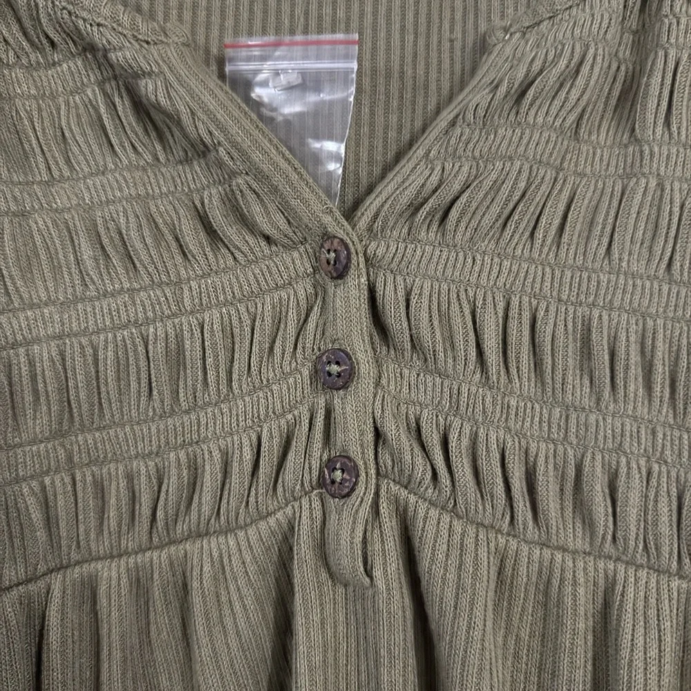 Elegant Olive Blouse with Button Detail - Picture 3 of 5